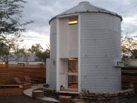 Молодой архитектор превращает зернохранилище 1955 года в доступное жилье для двоих
